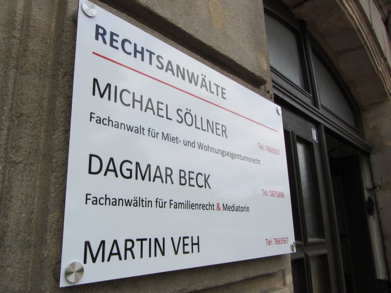 Direkt am Bahnhof gelegen ist die Kanzlei bestens erreichbar.